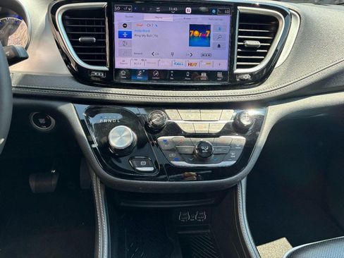 Used 2025 Chrysler Pacifica Limited FWD image 17