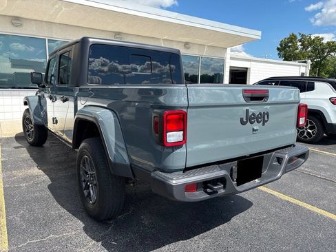 Used 2025 Jeep Gladiator Sport AWD/4WD image 4