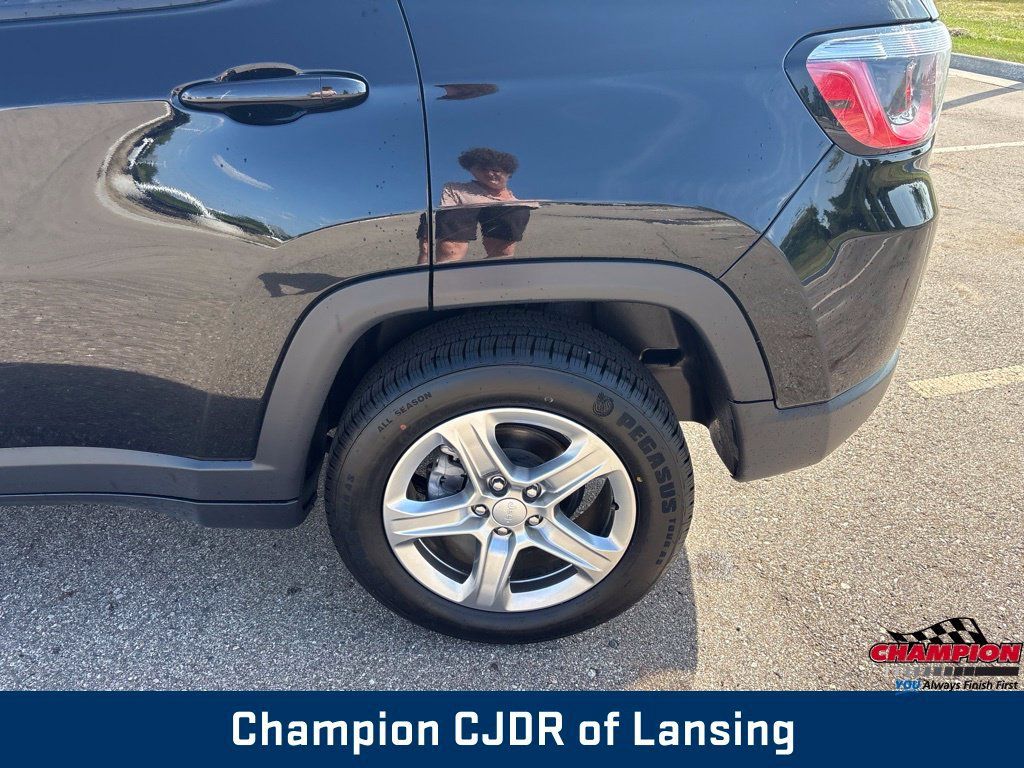 Used 2024 Jeep Compass Latitude AWD/4WD image 33