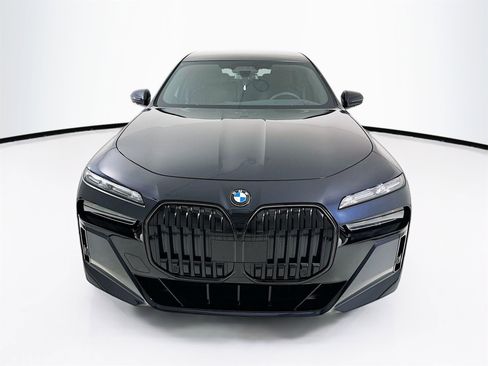 Used 2025 BMW 760i xDrive w/ Executive Package image 2
