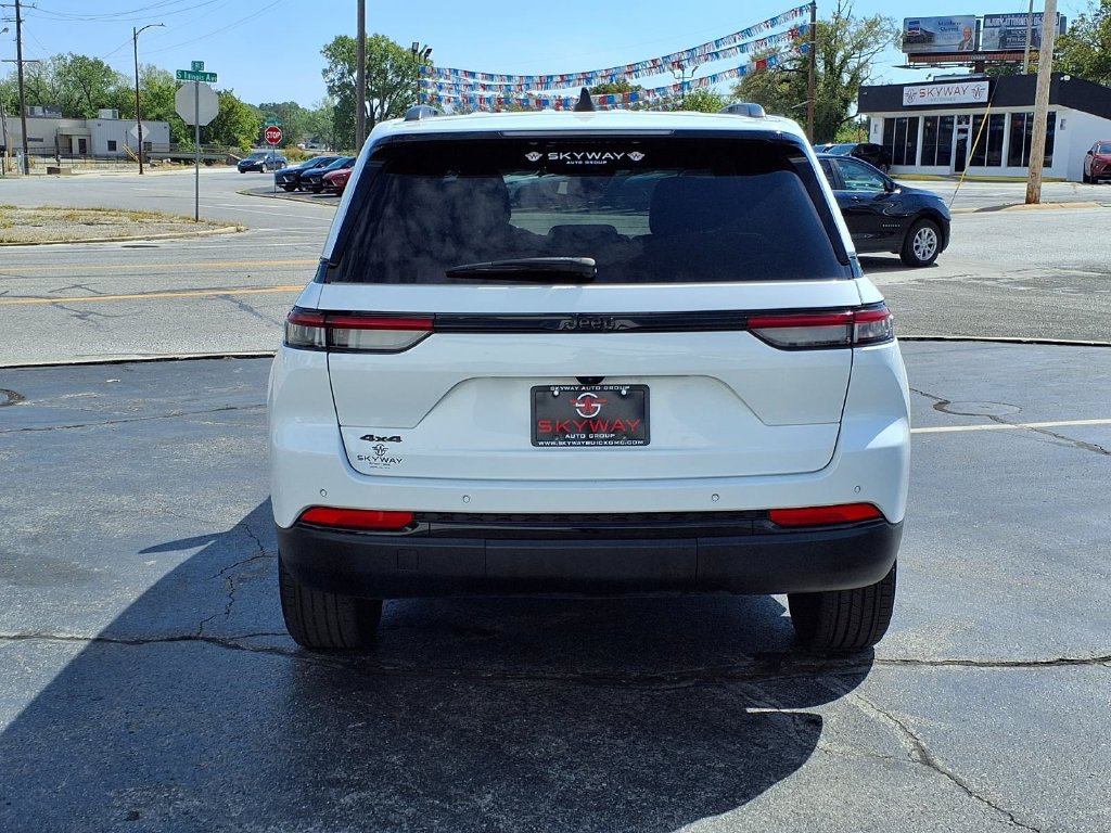 Used 2024 Jeep Grand Cherokee Altitude AWD/4WD image 5