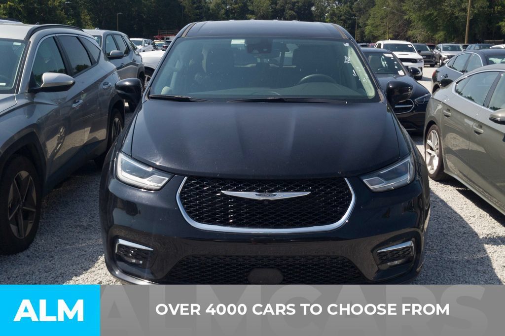Used 2024 Chrysler Pacifica Touring-L FWD image 2