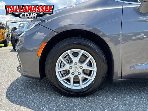 Used 2021 Chrysler Pacifica Touring-L FWD image 12