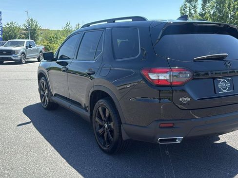 Certified 2025 Honda Pilot Black Edition image 9