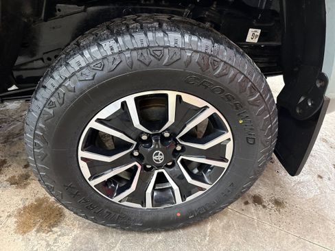 Used 2023 Toyota Tacoma TRD Sport w/ Black Out Package (TMS) image 6