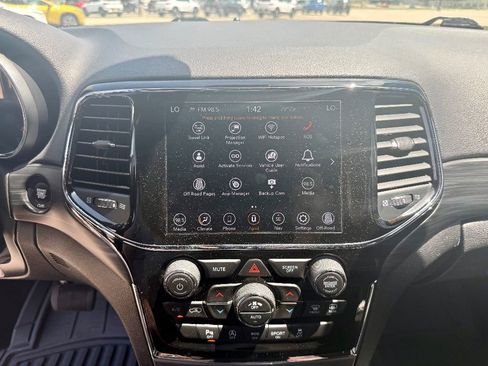 Used 2020 Jeep Grand Cherokee Laredo w/ 18" Wheel & 8.4" Radio Group image 18