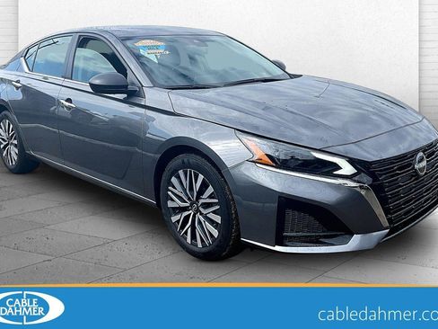 Used 2025 Nissan Altima 2.5 SV FWD image 1