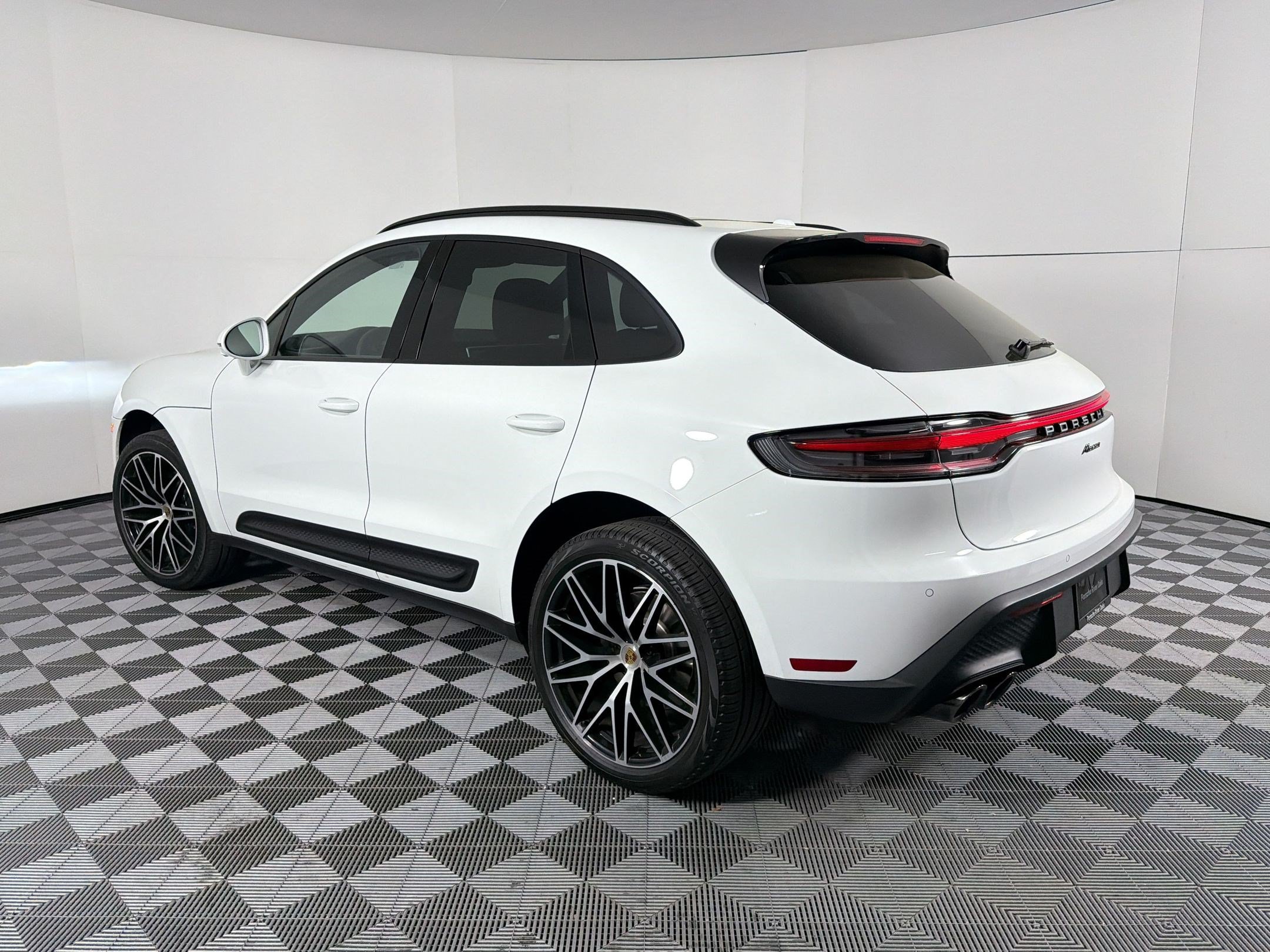 Certified 2026 Porsche Macan AWD/4WD image 3