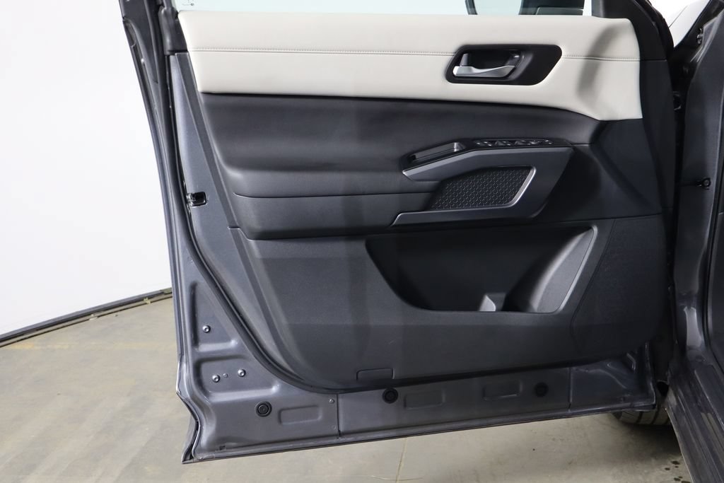 Used 2024 Nissan Pathfinder SL w/ Black Appearance Package FWD image 19
