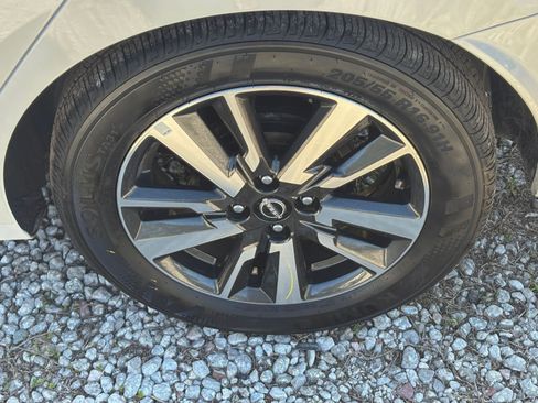 Used 2025 Nissan Versa SV image 30