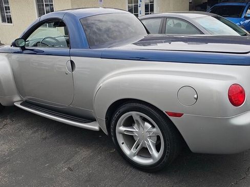 Used 2005 Chevrolet SSR w/ Preferred Equipment Group RWD image 3