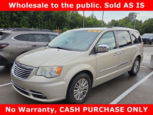 Used 2013 Chrysler Town & Country Limited FWD image 4