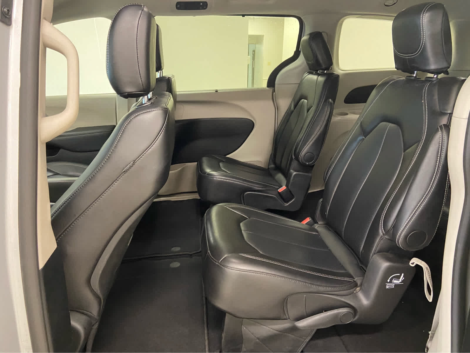 Used 2024 Chrysler Pacifica Touring-L FWD image 14