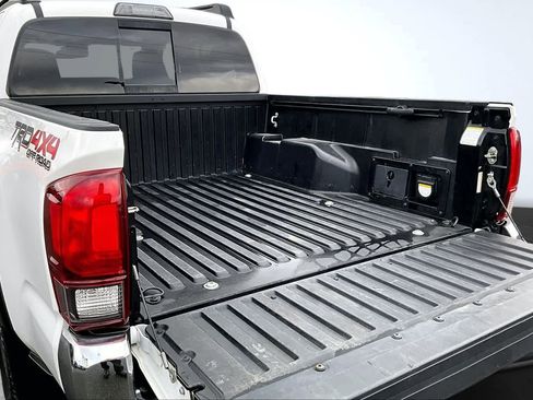 Used 2019 Toyota Tacoma TRD Off-Road image 19