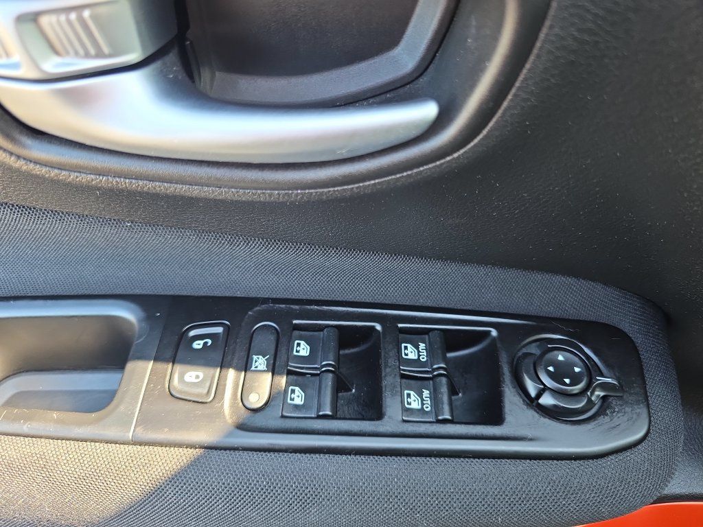 Used 2020 Jeep Renegade Latitude AWD/4WD image 19
