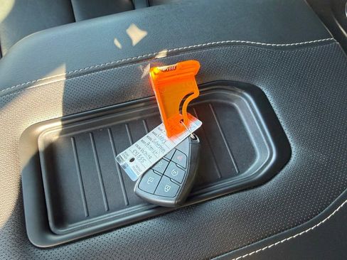 Used 2023 Chevrolet Suburban Premier image 25