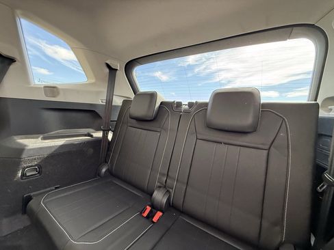Used 2022 Volkswagen Tiguan SE w/ Panoramic Sunroof Package image 8