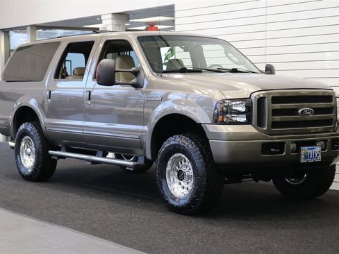 Used 2005 Ford Excursion Limited image 2