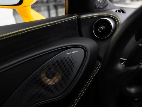 Used 2019 McLaren 570S Spider RWD image 32