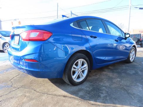 Used 2017 Chevrolet Cruze LT image 2