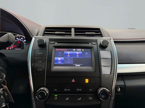 Used 2017 Toyota Camry SE image 23
