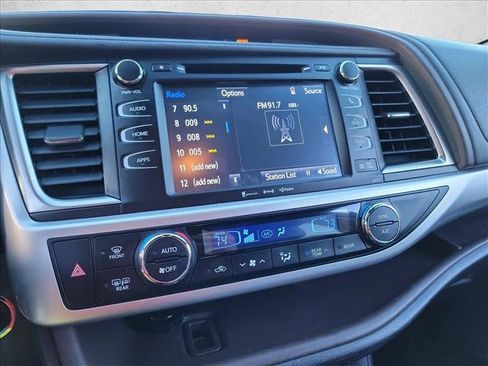 Used 2018 Toyota Highlander XLE AWD/4WD image 17