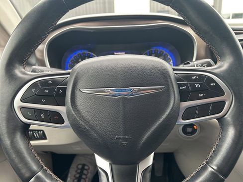 Used 2018 Chrysler Pacifica Touring-L Plus FWD image 19