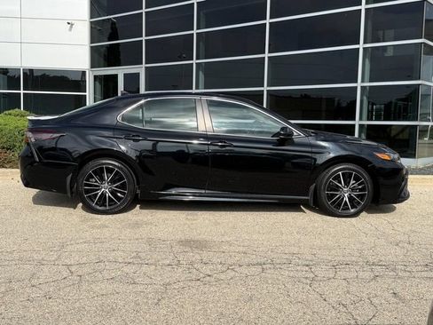 Used 2021 Toyota Camry SE FWD image 2