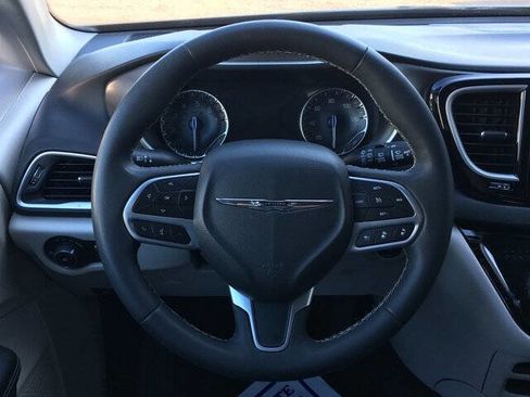 Used 2024 Chrysler Pacifica Touring-L FWD image 9