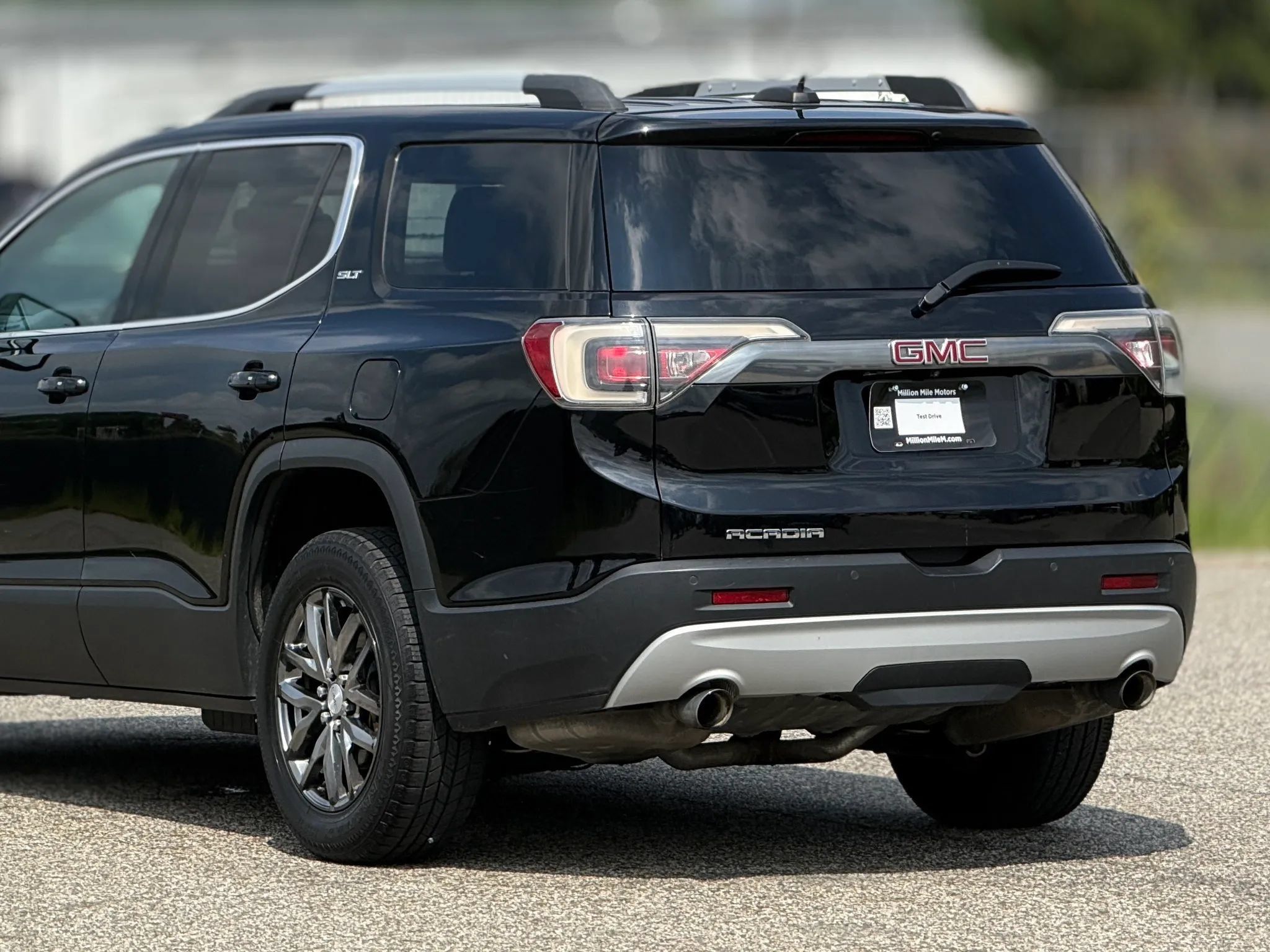 Used 2017 GMC Acadia SLT w/ LPO, Black Accent Package FWD image 16