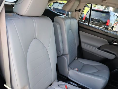 Used 2022 Toyota Highlander XLE FWD image 12