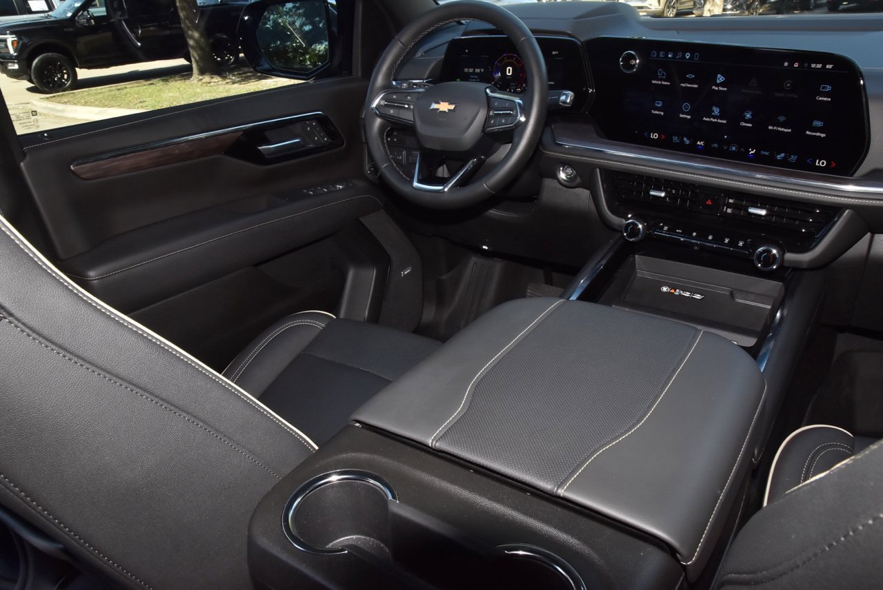 Used 2026 Chevrolet Suburban Premier RWD image 16