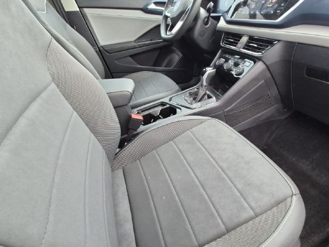 Used 2024 Volkswagen Taos SE w/ Panoramic Sunroof Package FWD image 18