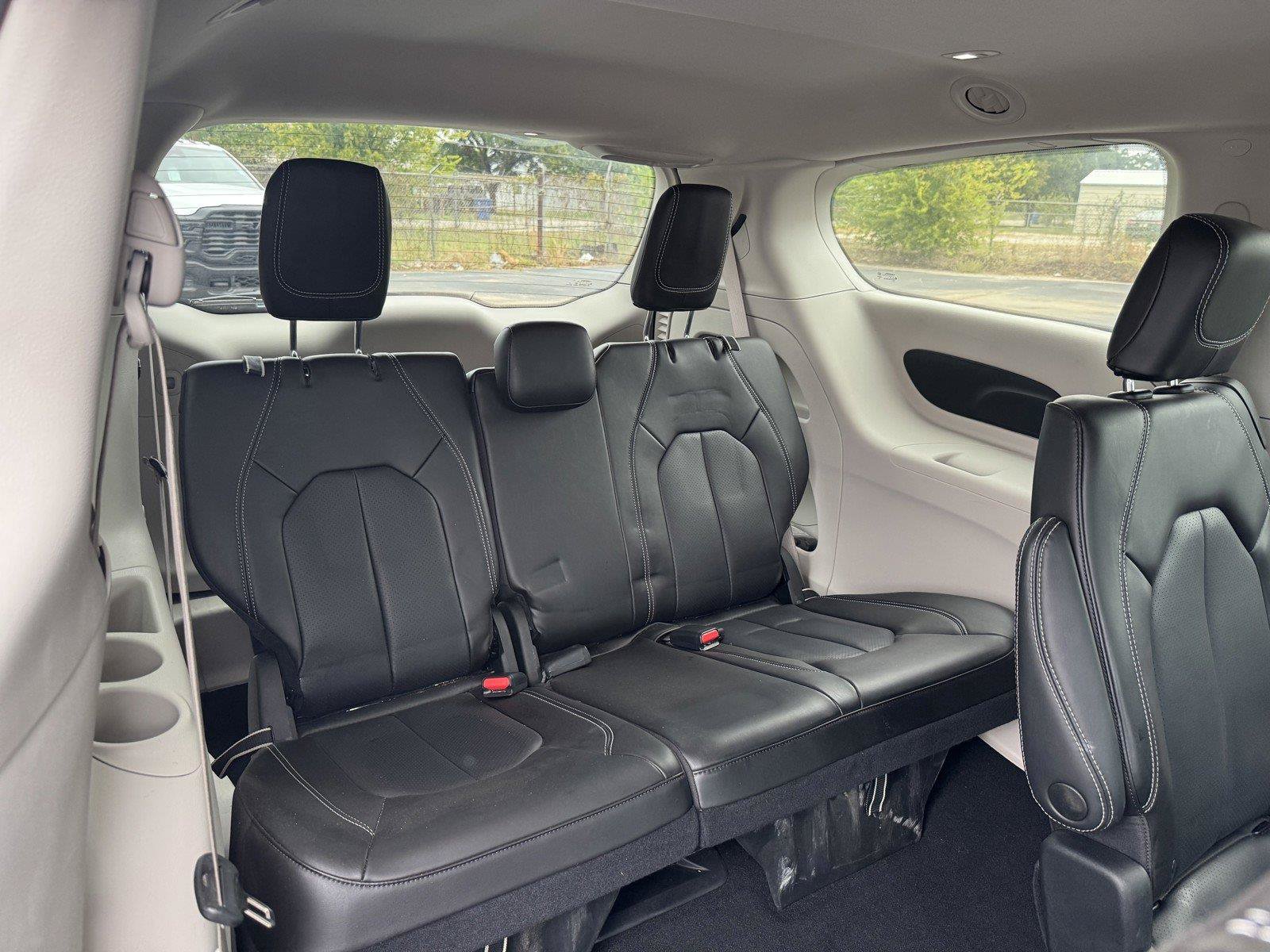 Used 2023 Chrysler Pacifica Touring-L FWD image 39