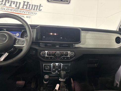 Used 2024 Jeep Wrangler Unlimited Sahara w/ Safety Group AWD/4WD image 20
