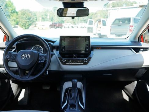 Used 2021 Toyota Corolla LE image 10