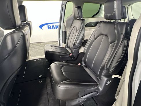 Used 2024 Chrysler Pacifica Touring-L AWD/4WD image 24