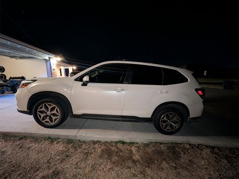 Used 2021 Subaru Forester Premium image 19