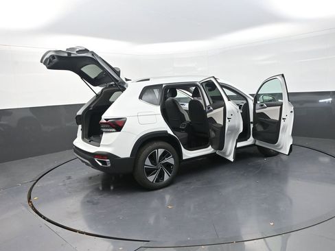 New 2026 Volkswagen Taos SE image 33