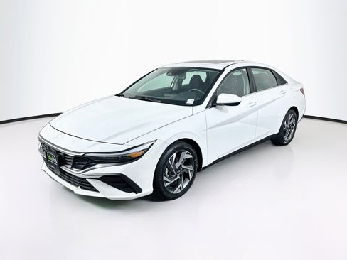 Used 2025 Hyundai Elantra SEL FWD image 3