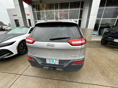 Used 2018 Jeep Cherokee Latitude Plus w/ Comfort/Convenience Group AWD/4WD image 6