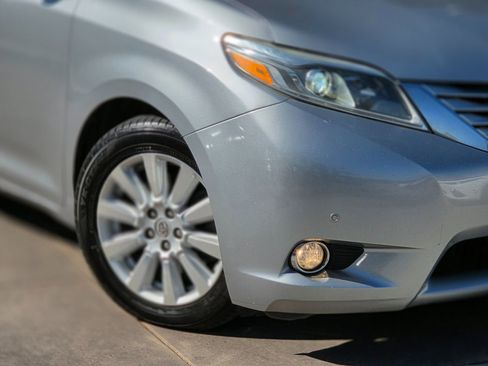 Used 2017 Toyota Sienna Limited Premium image 5