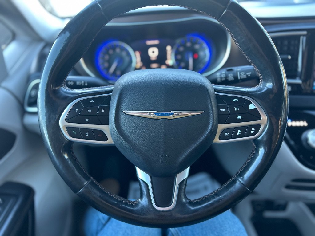 Used 2019 Chrysler Pacifica Touring-L Plus w/ Advanced Safetytec Group FWD image 18