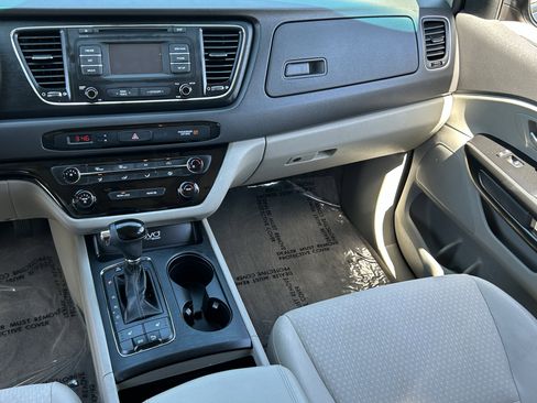 Used 2016 Kia Sedona LX w/ LX Convenience Package FWD image 16