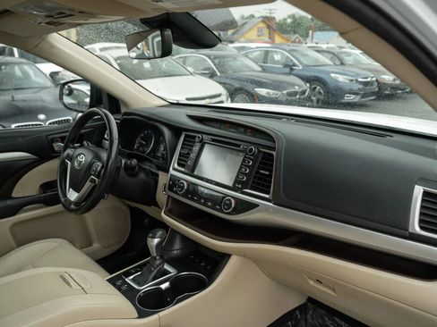 Used 2018 Toyota Highlander XLE AWD/4WD image 17