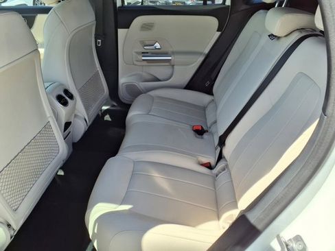 Used 2025 Mercedes-Benz GLA 250 4MATIC image 17