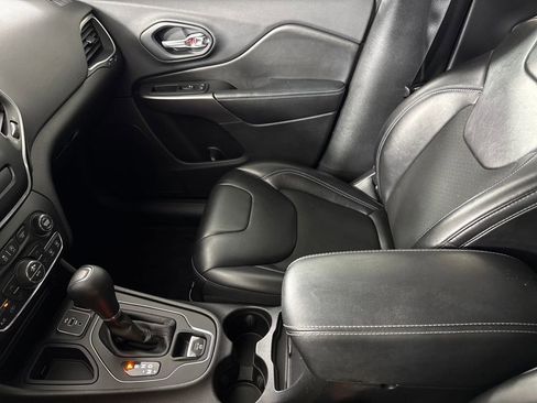 Used 2019 Jeep Cherokee Latitude Plus w/ Comfort/Convenience Group image 18