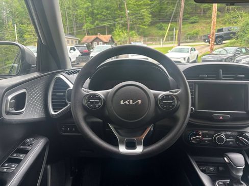 Used 2025 Kia Soul LX w/ LX Technology Package FWD image 32
