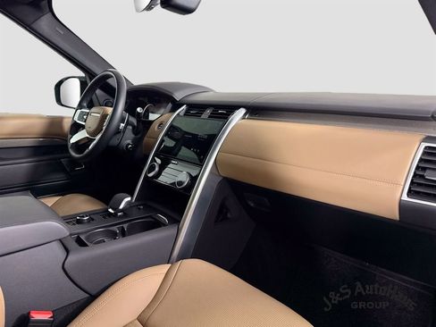 Used 2023 Land Rover Discovery Metropolitan Edition AWD/4WD image 38