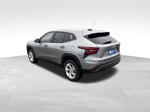 Used 2024 Chevrolet Trax LS w/ LS Convenience Package FWD image 4